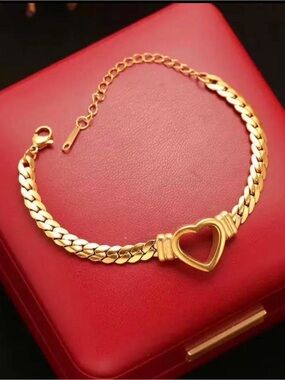 18k Gold Stainless Steel Heart Link Bracelet - Classic Women's Jewelry